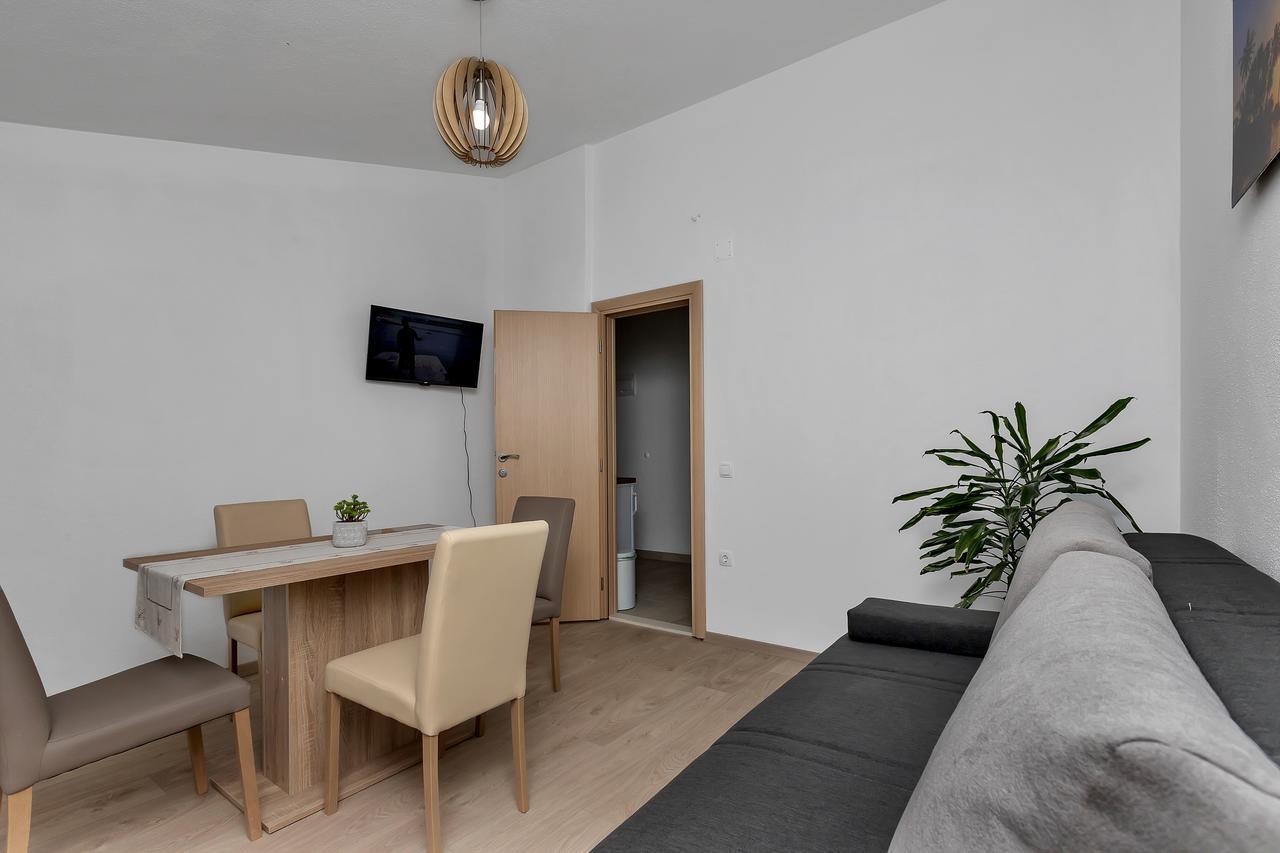 Family Apartments Leona Makarska Exterior photo